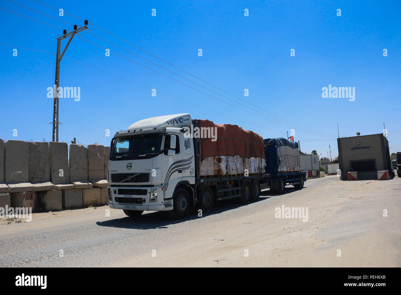 15 août 2018 - Les camions transportant des marchandises commerciales entrer dans Gaza par le terminal de Kerem Shalom à Rafah, dans le sud de la bande de Gaza, qu'Israël rouvre le passage de Kerem Salam après près d'un mois de fermeture. Israël a fermé le passage à niveau et a suspendu l'importation de carburant et de gaz sur les assiégés de Gaza comme mesures de répression contre le lancement par les Palestiniens des ballons incendiaires et des cerfs-volants de la bande dans le sud d'Israël. Des deux passage vers Gaza contrôlée par Israël, le passage d'Erez dans le nord de la bande de Gaza est spécifiquement pour les piétons, tandis que le terminal de Kerem Shalom je Banque D'Images