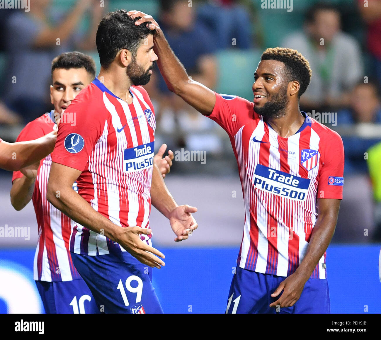 Tallinn, Estonie. Août 15, 2018. Foot : la Super Coupe de l'UEFA, le Real Madrid - Atletico Madrid à Lilleküla Stadium. L'Atletico Madrid Diego Costa (C) célèbre son but avec 2-2 Thomas Lemar (R). Credit : Marius Becker/dpa/Alamy Live News Banque D'Images