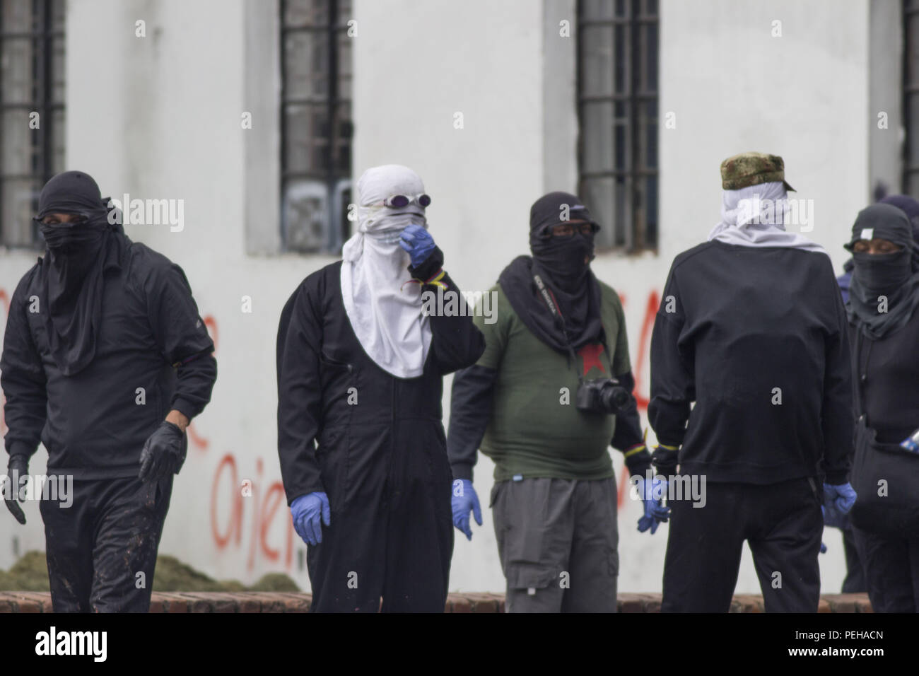 Les gens à capuchon dans les émeutes de l'Université nationale de la Colombie contre le gouvernement actuel du Président Ivan Duque. Août 15, 2018. Crédit : Daniel Garzon Herazo/ZUMA/Alamy Fil Live News Banque D'Images