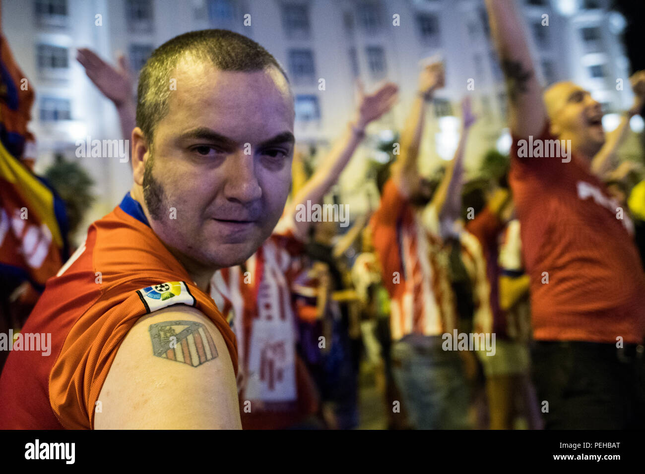 Madrid, Espagne. 16 août, 2018. L'Atletico Madrid fan montrant un tatouage de l'Atletico Madrid d'un insigne au cours de la célébration à place Neptuno, car l'équipe a remporté la Super Coupe de l'UEFA dans un match contre le Real Madrid par 4-2 à Tallinn, Estonie, à Madrid, Espagne. Credit : Marcos del Mazo/Alamy Live News Banque D'Images