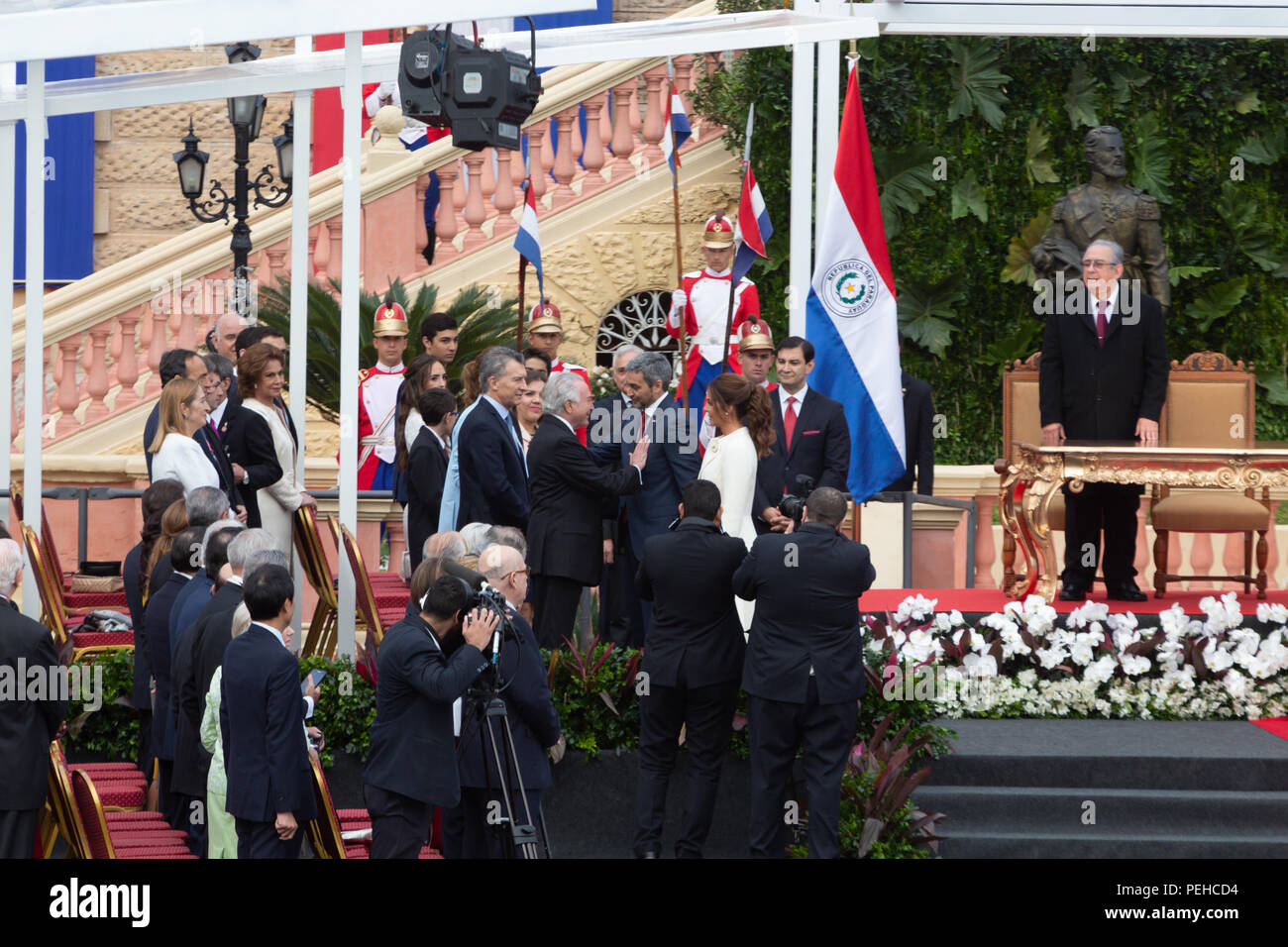 Asunción, Paraguay. 15th août 2018. Mario Abdo Benitez, président élu du Paraguay (2R), et son épouse Silvana Lopez Moreira, discutent avec le président brésilien Michel Temer après être arrivé pour sa cérémonie d'assermentation sur l'esplanade du Palais de Lopez à Asunción, au Paraguay. Credit: Andre M. Chang/Alamy Live News Banque D'Images