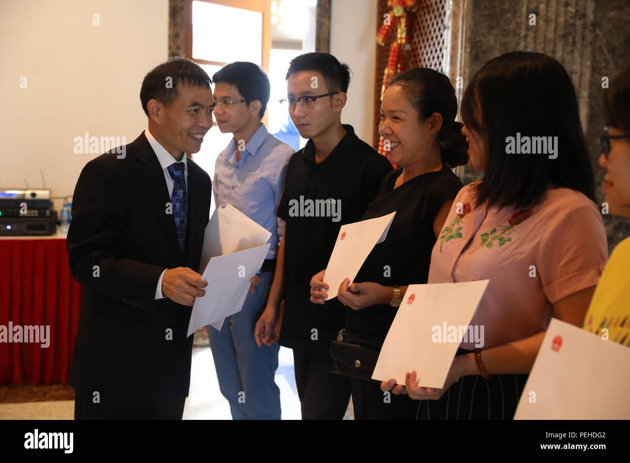 Hanoi, Vietnam. Août 13, 2018. Peng Shituan (1re L), conseiller culturel de l'ambassade de Chine au Vietnam, présente des certificats pour les 2018 gagnants des Bourses du Gouvernement chinois à Hanoi, Vietnam, 13 août 2018. L'ambassade de Chine au Vietnam le lundi a tenu une cérémonie de remise des bourses du gouvernement chinois de 104 Vietnamiens. Credit : Wang Di/Xinhua/Alamy Live News Banque D'Images