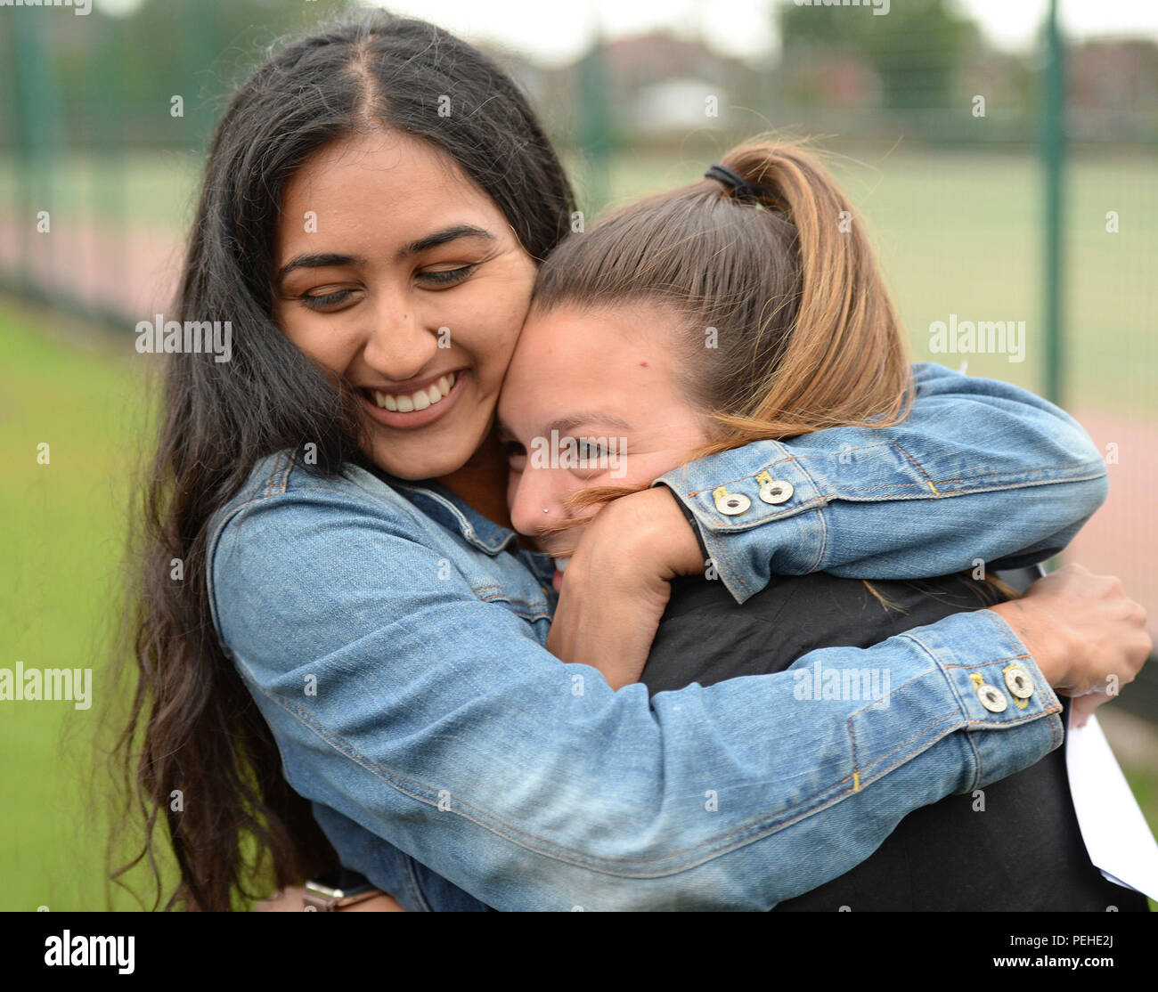 Manchester en Angleterre 16 août 2018. Les élèves de l'école de fille SejalKarmarkar Withington (à gauche), et Milly Jobling célébrer leur un niveau de succès. Credit : Howard Walker/Alamy Live News Banque D'Images