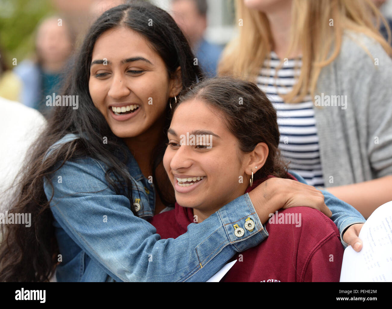Manchester en Angleterre 16 août 2018. Karmarkar Sejal (à gauche), et célébrer l'Murugesh Janni un niveau de résultats d'examen à l'école de fille Withington, Manchester. Credit : Howard Walker/Alamy Live News Banque D'Images