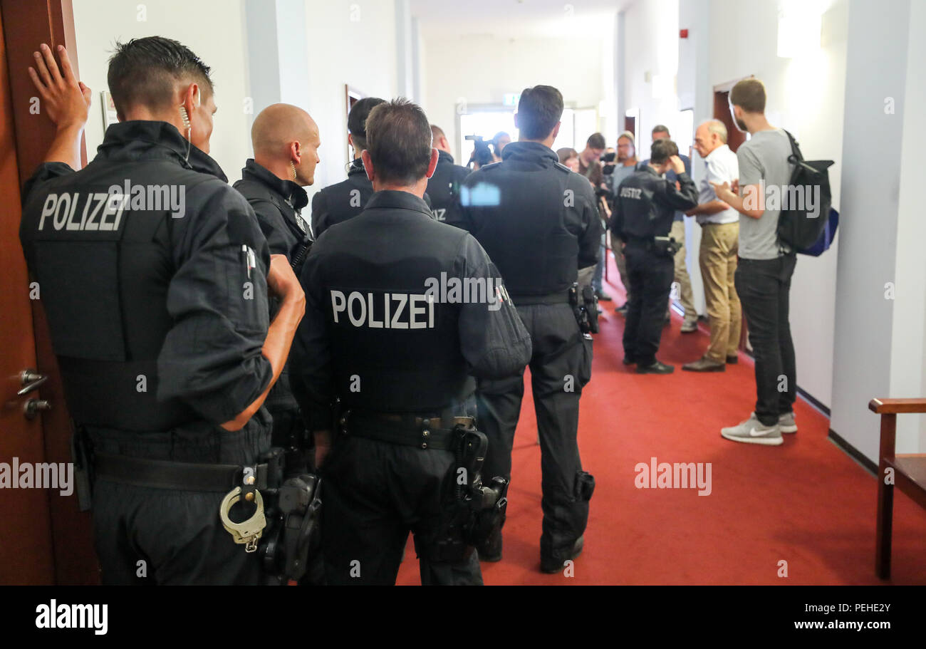 16 août 2018, l'Allemagne, Leipzig : Police et les participants entre le tribunal de district peu avant un procès concernant une violation particulièrement grave de la paix commence. Plus de deux ans et demi après les émeutes de néo-nazis dans le quartier de Connewitz Leipzig, la première face défendeurs leur procès. Au cours des émeutes le 11 janvier 2016, les fenêtres de nombreux magasins ont été brisées et des voitures incendiées. Connewitz est considérée comme un bastion de gauche et de groupes autonomes. Plus de 80 procédures judiciaires a suivi, chaque crédit photo : dpa wit alliance/Alamy Live News Banque D'Images