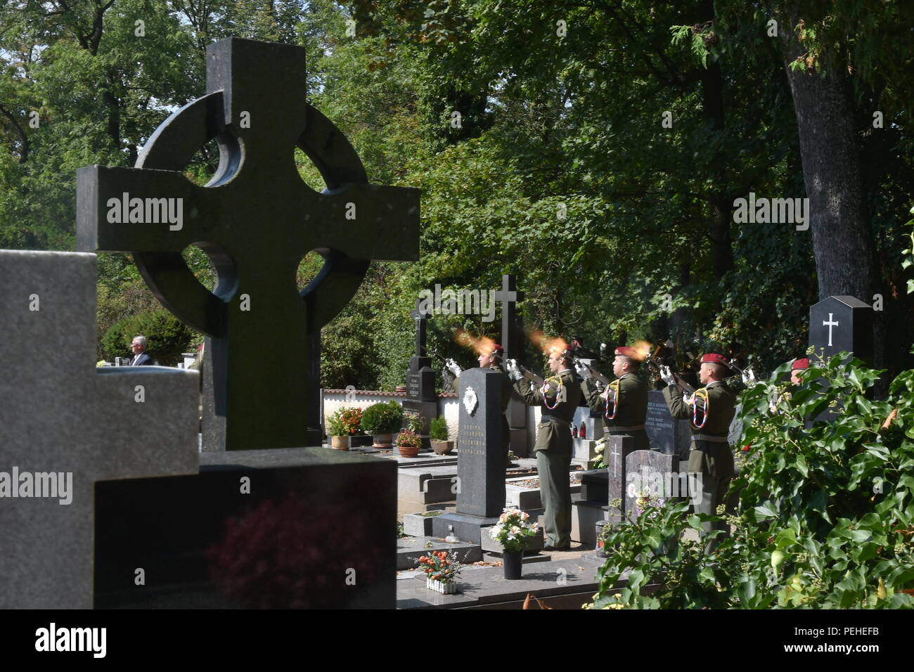 Les funérailles de Kamil Benes, l'un des trois soldats tchèques qui sont morts dans un attentat-suicide en Afghanistan le 5 août, a eu lieu à l'église Saint-Jean-Népomucène, Hluboka nad Vltavou, aujourd'hui, le jeudi 16 août, 2018. La cérémonie funéraire est également assisté par le chef de cabinet Ales Opata. Les trois soldats tués sera enterré avec les honneurs militaires, Requiem et vols d'aéronefs. Les trois hommes ont servi au bataillon mécanisé dans la région de Tabor, La Bohême du sud. Les soldats sont morts alors qu'ils patrouillaient dans les environs de la base militaire de Bagram, dans la province de Parwan. La semaine dernière, le ministre de la Défense, Lubomir Banque D'Images