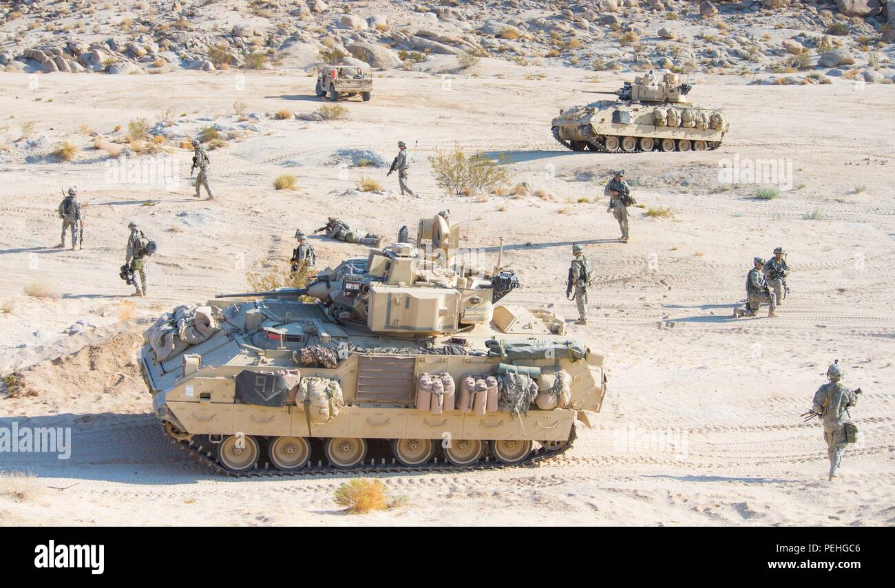 Soldats avec 3e Peloton, une compagnie, 3e Bataillon, 116ème Cavalry Brigade Combat Team (CBCT), de déployer dans l'infanterie débarquée terrain restrictives à l'exercice de simulation lors d'une bataille au Centre National d'entraînement (NTC), Fort Irwin, en Californie, le 22 août. Plus de 5 000 soldats avec des unités de la Garde nationale de 10 membres, l'armée américaine Réserver et service actif des soldats de l'armée américaine participent à l'exercice dans le cadre de leur formation annuelle. (Photo par le major W. Chris Clyne, Mobile 115e Détachement des affaires publiques) Banque D'Images