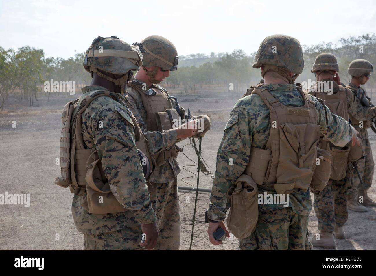 Les Marines américains du 3rd combat Assault Battalion, qui fait partie de la Marine Rotational Force - Darwin, mènent des démolitions contrôlées dans la zone d'entraînement de Mount Bundey, territoire du Nord, Australie. Les ingénieurs de combat guident la configuration et la détonation sécuritaires des explosifs tandis que les Marines apprennent les procédures tactiques, les protocoles de sécurité et le travail d'équipe. Les exercices développent la préparation opérationnelle, la coordination, l'interopérabilité avec les unités de la Force de défense australienne et les compétences d'intervention rapide en cas de crises et de catastrophes naturelles, appuyant les opérations conjointes et les objectifs de sécurité régionale. Banque D'Images