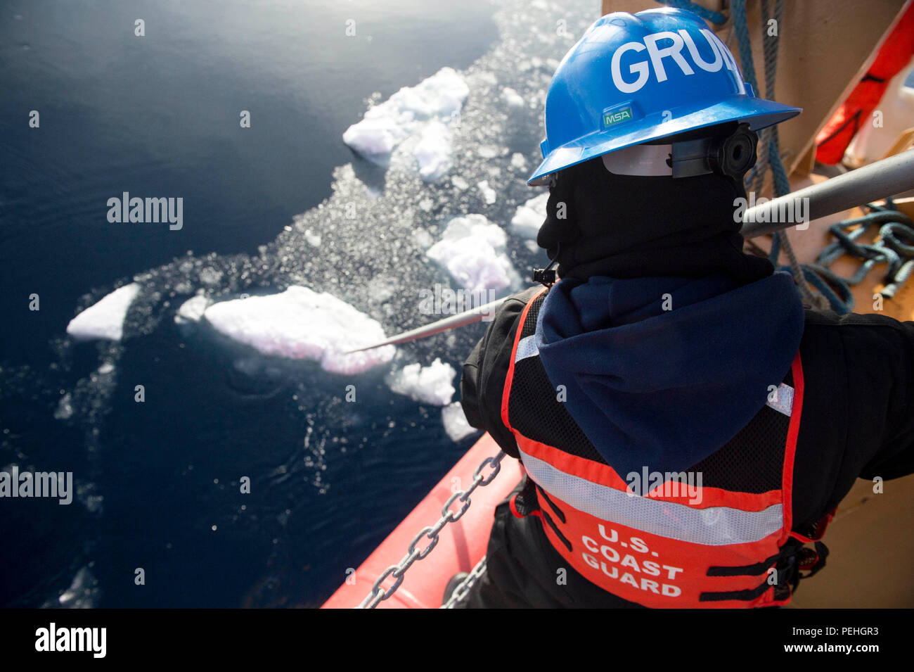 L’équipage de Healy a déployé un dispositif d’échantillonnage d’eau à rosette dans les eaux arctiques, manœuvrant soigneusement autour des floes de glace pour éviter d’endommager l’équipement. Le brise-glace soutient Geotraces, un programme international qui étudie la distribution des oligo-éléments océaniques. L'opération comprenait la manipulation précise de l'instrumentation scientifique, la surveillance des conditions environnementales et la coordination des activités de l'équipage pour des recherches océanographiques sûres et efficaces dans les régions polaires. Banque D'Images