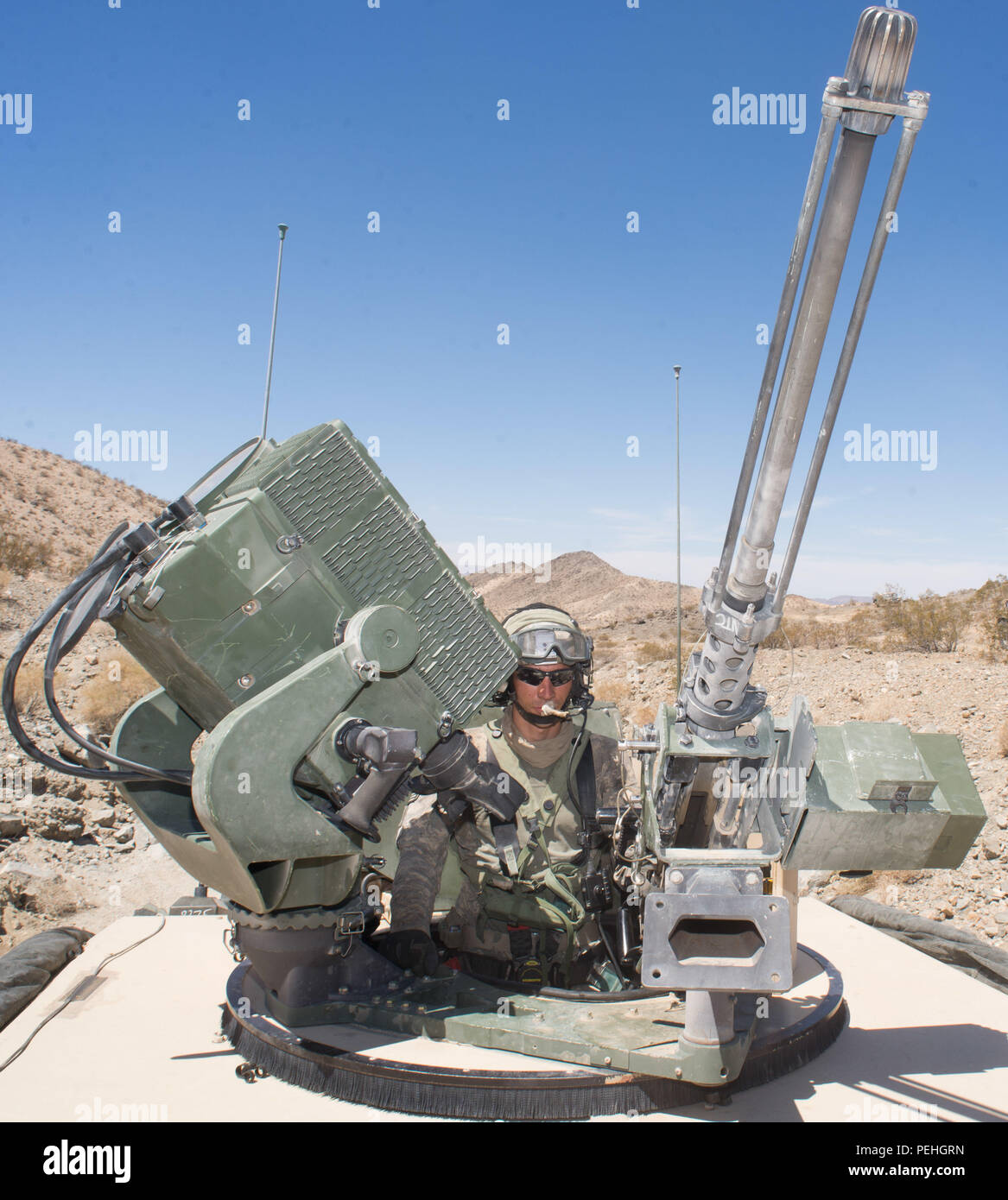 Idaho National Guardsman SPC. Harlan Miller, 2e Bataillon, 116ème Cavalry Brigade Combat Team, couvre une position défensive avec son M2 (.50) calibre machine gun au Centre National d'entraînement (NTC), Fort Irwin, en Californie, le 23 août. C'est aujourd'hui le deuxième jour de la force contre force bataille simulée entre 116th Cavalry Brigade Combat Team (CBCT) et force d'opposition (OPFOR), 2e Escadron, 11e Régiment de cavalerie blindée (ACR). (Photo par le major W. Chris Clyne, Mobile 115e Détachement des affaires publiques) Banque D'Images