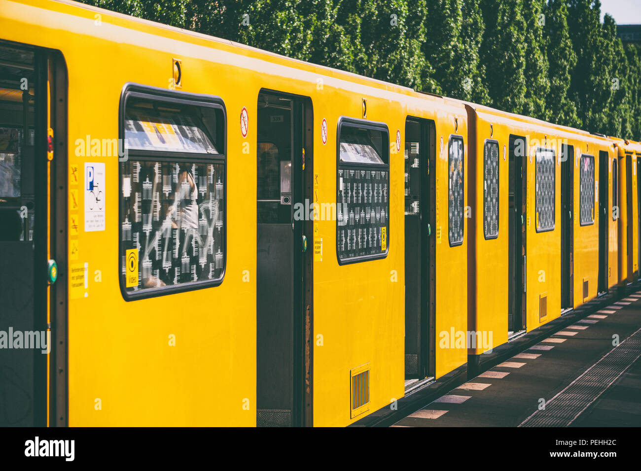 Berlin, Allemagne, August 06, 2018 : Train Jaune à Railroad Station Banque D'Images