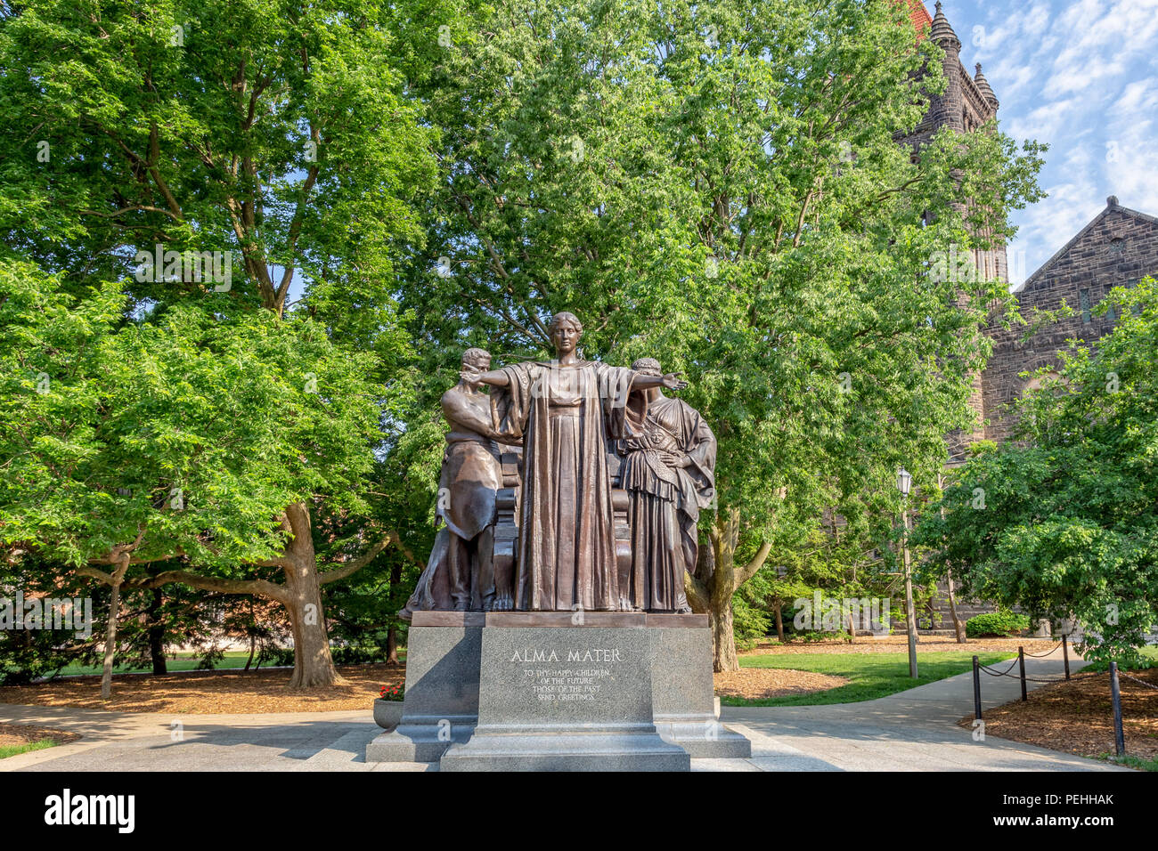 URBANA, Illinois/USA - juin 2, 2018 : l'Alma Mater statue par le sculpteur Lorado Taft sur le campus de l'Université de l'Illinois à Urbana-Champaign. Banque D'Images