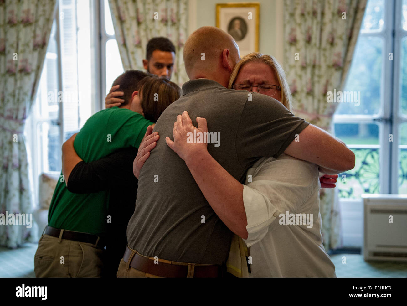 1ère classe pilote américain Spencer Stone épouse sa mère pour la première fois à Paris le 24 août 2015, à la suite d'une attaque terroriste manquée sur un train français. Pierre était en vacances avec ses amis d'enfance, Aleksander Skarlatos et Anthony Sadler, lorsqu'un homme armé a saisi son train transportant un fusil d'assaut, un revolver et un couteau polyvalent. Les trois amis, avec l'aide d'un passager britannique, lumières le tireur après son fusil coincé. La formation médicale de pierre l'ont préparé pour commencer à traiter les passagers blessés lors de l'attente de la part des autorités d'arriver. Pierre est un service d'ambulance technicien à la 65t Banque D'Images