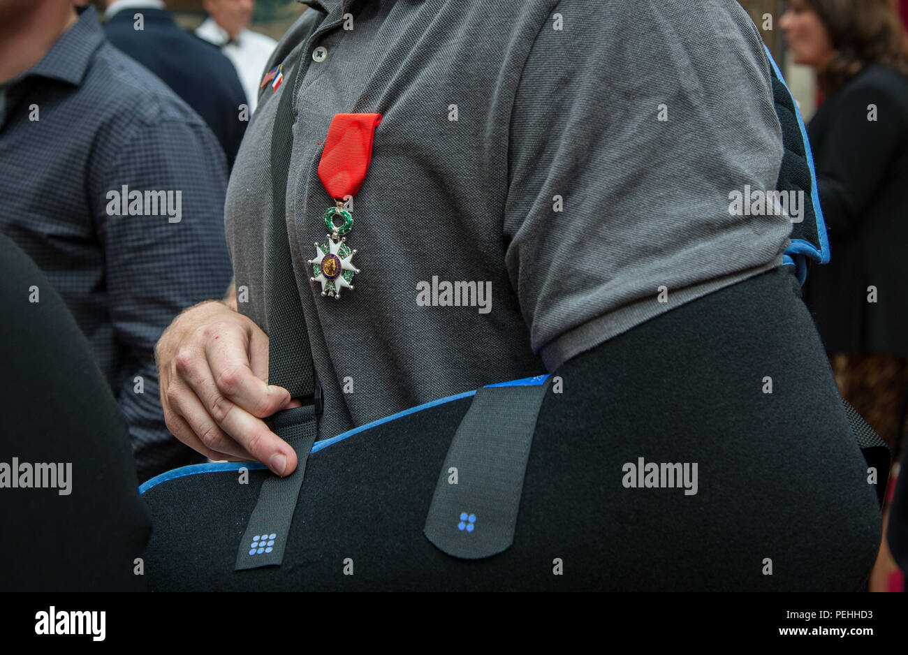 Navigant de première classe Spencer Stone s'est vu remettre la Légion d'honneur d'une cérémonie à l'Élysée à Paris le 24 août 2015. Pierre était en vacances avec ses amis d'enfance, Aleksander Skarlatos et Anthony Sadler, lorsqu'un homme armé a saisi son train transportant un fusil d'assaut, un revolver et un couteau polyvalent. Les trois amis, avec l'aide d'un passager britannique, lumières le tireur après son fusil coincé. La formation médicale de pierre l'ont préparé pour commencer à traiter les passagers blessés lors de l'attente de la part des autorités d'arriver. Pierre est un ambulatnce avec technicien de la 65e activités médicales Squ Banque D'Images