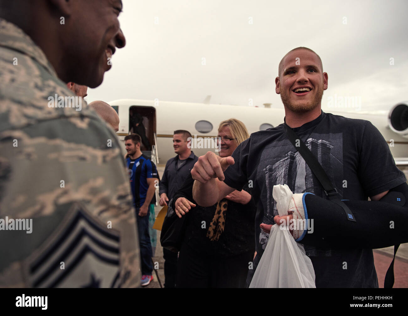 U.S. Air Force d'un membre de la 1re classe Spencer Stone répond aux Master Chef Sgt. Kaleth O. Wright, 3e et 17e de la Force aérienne La Force aérienne expéditionnaire, commandement en chef à son arrivée à la base aérienne de Ramstein, en Allemagne, le 24 août. 2015. Pierre, ainsi que des amis d'enfance Aleksander Skarlatos et Anthony Sadler, a récemment été honoré par le président français, François Hollande, avec la Légion d'Honneur pour maîtriser un tireur armé lorsqu'il est entré dans leur train transportant un fusil d'assaut, un revolver et un couteau polyvalent. Pierre est un service d'ambulance technicien à la 65e Escadron d'opérations médicales stationnés à Lajes Fie Banque D'Images