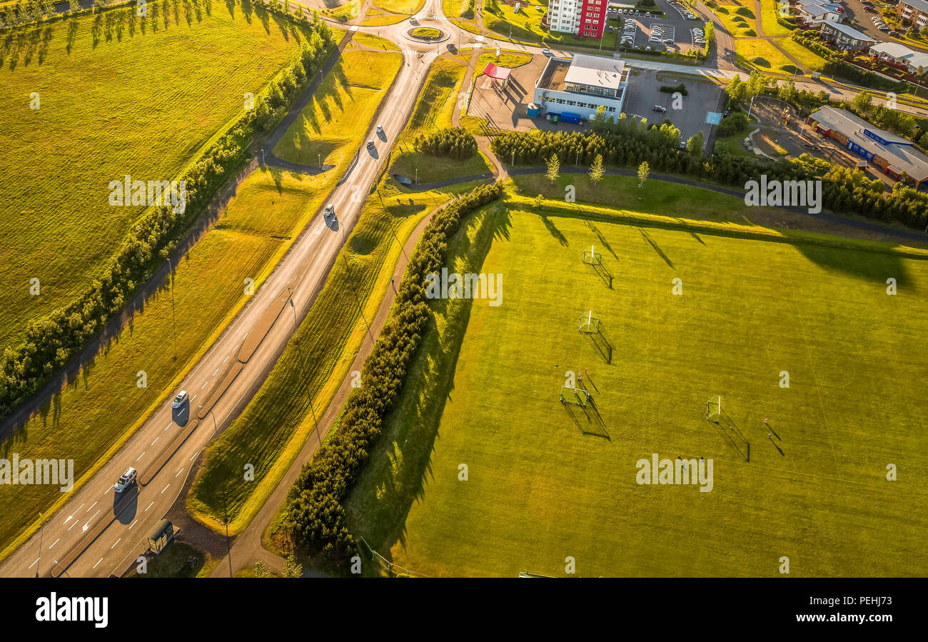 Route et terrain de football, Kopavogur, banlieue de Reykajvik, Islande Banque D'Images