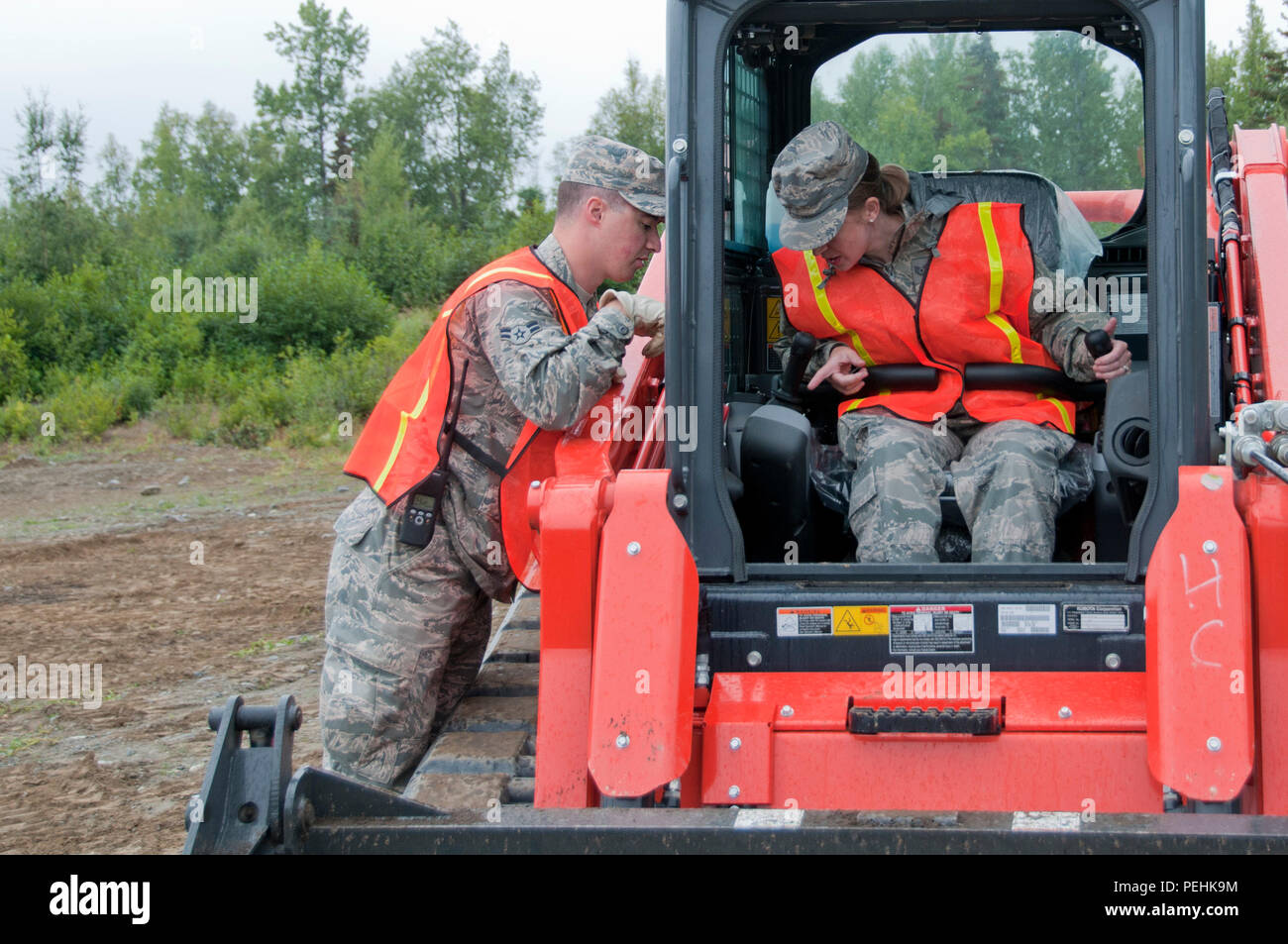 Les membres du 176e Escadron de génie civil d'exploitation de la pratique d'une mini-Joint Base Elmendorf-Richardson, Alaska, le 16 août 2015, au cours de l'exercice Polar Guard 15-1. Des compétences comme ce sont une partie de leur mission de guerre et l'état de la mission de recherche et sauvetage en milieu urbain. (U.S. Air National Guard photo de Tech. Le Sgt. N. Alicia Halla/libérés) Banque D'Images