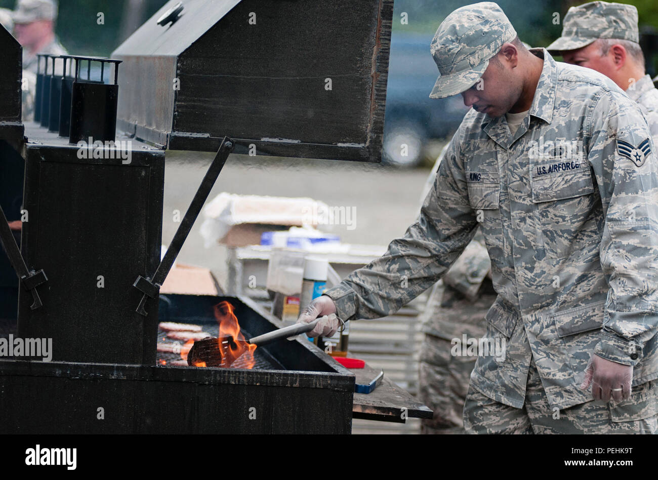 Les membres de l'US Air Force se réserve' 477th Services de soutien et de l'Alaska Vol Air National Guard's 176th Force Support Services - vol exploité une cuisine de campagne pour leurs collègues de l'Armée de l'air et les gardes de la réserve au cours de l'exercice Polar Guard 15-1 sur Joint Base Elmendorf-Richardson, Alaska, le 16 août 2015. Les Aviateurs préparé plusieurs repas pour les participants de l'exercice au cours de l'exercice de quatre jours. (U.S. Photo de la Garde nationale aérienne par le sergent. Eagerton Edward/libérés) Banque D'Images