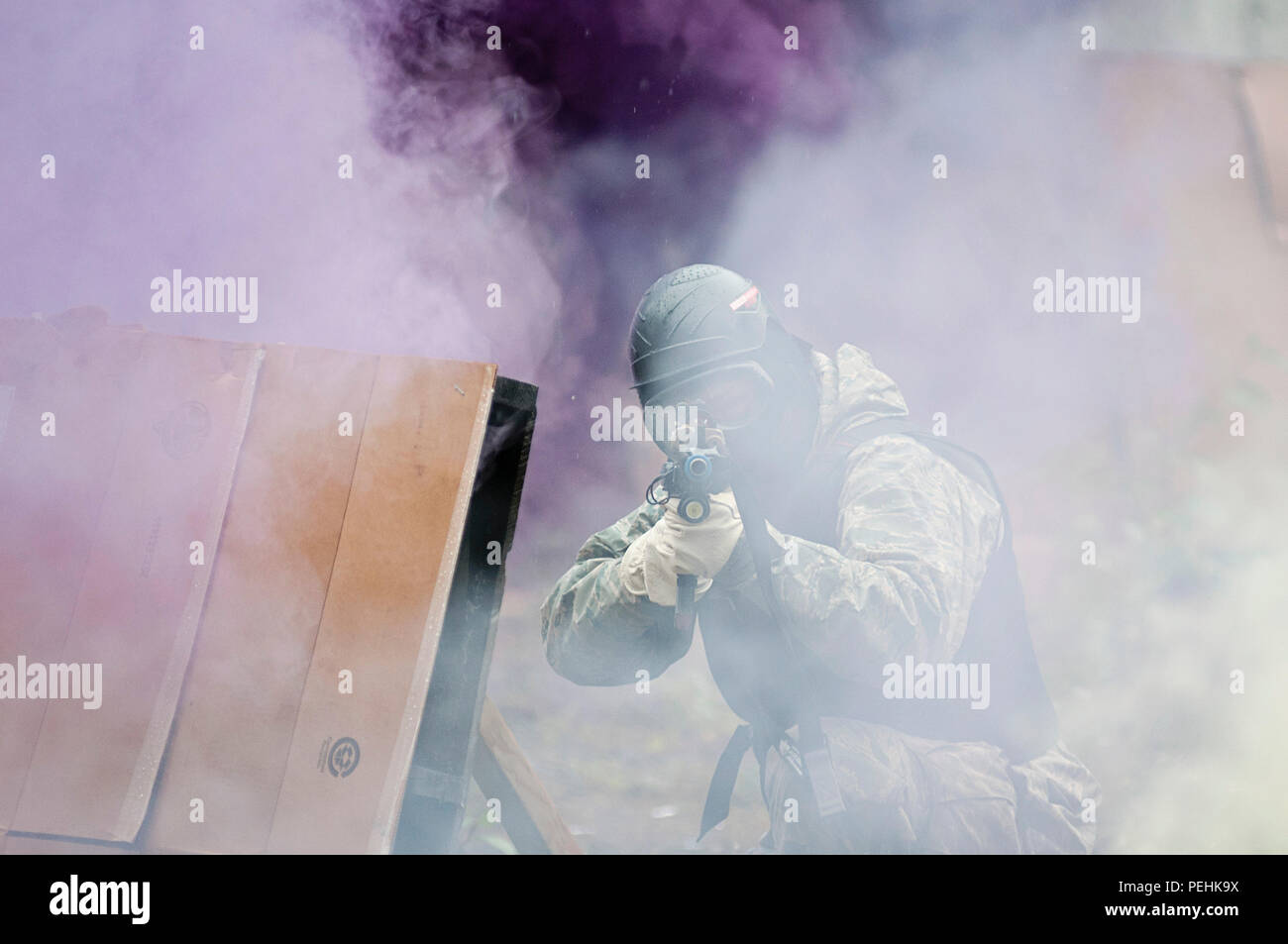 Les membres de la Garde nationale aérienne d'Alaska's 176e Escadron des Forces de sécurité menée de force contre force formation au cours de l'exercice Polar Guard 15-1 sur Joint Base Elmendorf-Richardson, Alaska, le 16 août 2015. La formation avec les membres des Forces de sécurité étaient membres de la 176e et 176e vol Étudiant Ingénieur Civil escadron. La formation a été conçu pour enseigner aux participants les tactiques appropriées et des techniques sur la façon dont ils réagissent au contact de patrouille et dans un environnement de combat. (U.S. Photo de la Garde nationale aérienne par le sergent. Eagerton Edward/libérés) Banque D'Images