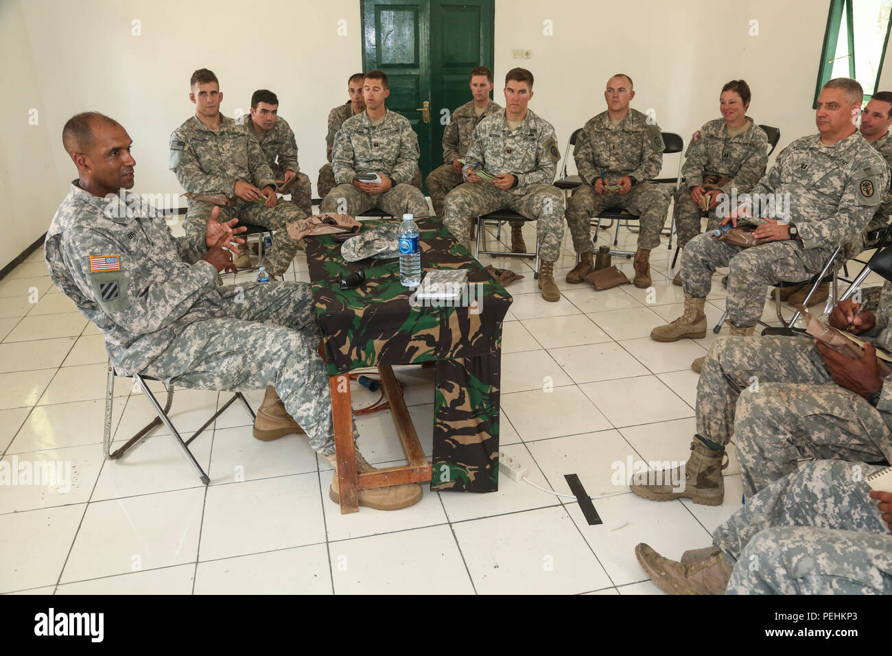 Le brig. Le général Gary Brito, général commandant adjoint des opérations, 25e Division d'infanterie, parle avec leurs supérieurs hiérarchiques pour un bref déjeuner au cours de Garuda Shield, les voies du Pacifique 2015 à Cibenda, Java ouest, Indonésie, le 19 août 2015. Garuda Shield est un exercice bilatéral parrainé par Army-Pacific Aux États-Unis, organisé chaque année par la Tentara Nasional Indonesia armée pour promouvoir la sécurité régionale et de coopération. (U.S. Photo de l'armée par la CPS. Michael Sharp/libérés) Banque D'Images