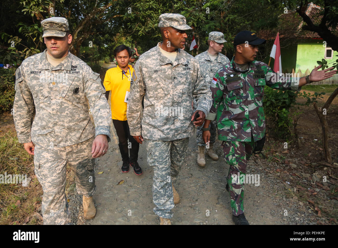 Le brig. Le général Gary Brito, général commandant adjoint des opérations, 25e Division d'infanterie, parle avec Indonesian Tentara Nasional Indonesia (Armée de TNI-A) sur les plans pour les événements au cours de Garuda Shield, les voies du Pacifique 2015 à Cibenda, Java ouest, Indonésie, le 19 août 2015. Garuda Shield est un exercice bilatéral parrainé par Army-Pacific Aux États-Unis, organisé chaque année par la TNI-A à promouvoir la sécurité régionale et de coopération. (U.S. Photo de l'armée par la CPS. Michael Sharp/libérés) Banque D'Images