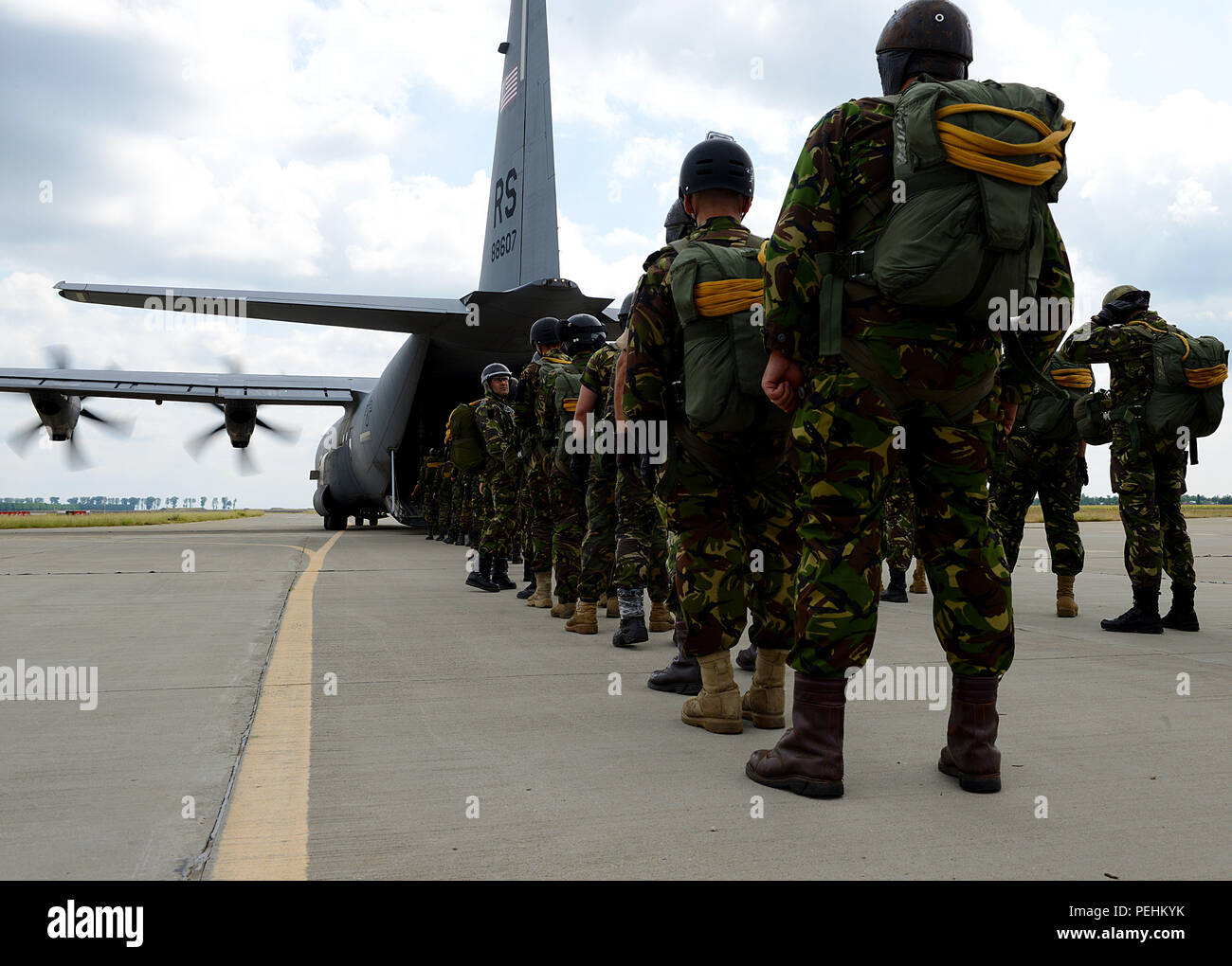 Parachutistes roumains attendre à bord d'un U.S. Air Force C-130J Super Hercules, le 18 août 2015, à la base aérienne de Boboc, Roumanie. Parachutistes roumains pratiqué les deux chute libre et ligne statique Les opérations aéroportées dans le cadre de l'exercice d'été des Carpates, un événement de formation bilatérale visant à accroître la préparation opérationnelle et l'interopérabilité entre l'US Air Force et de la force aérienne roumaine. (U.S. Air Force photo/Senior Airman Timothy Moore) Banque D'Images