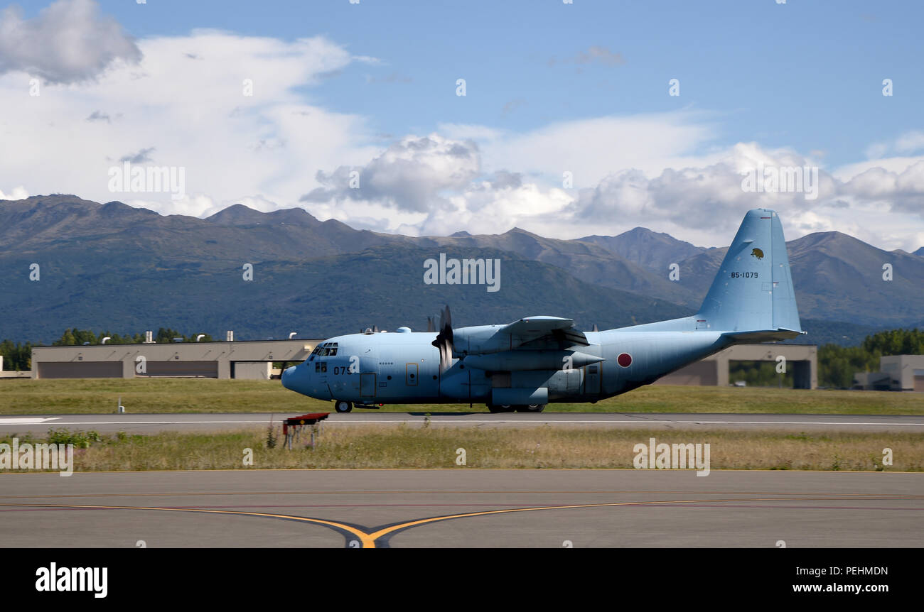 Un Japan Air Self-Defense Force C-130H Hercules, affecté à la 1ère escadre de transport aérien tactique, se prépare à décoller de Joint Base Elmendorf-Richardson, en Alaska, au cours de drapeau rouge 15-3. Le C-130 offre une vitesse maximale de 600 kilomètres par heure avec une charge utile de 19 400 livres et peut être utilisé pour les parachutages. RF-A est conçu pour renforcer les liens bilatéraux entre nations et offre la possibilité d'améliorer la JASDF tactiques aériennes. (U.S. Air Force photo/Le s.. Sheila deVera) Banque D'Images