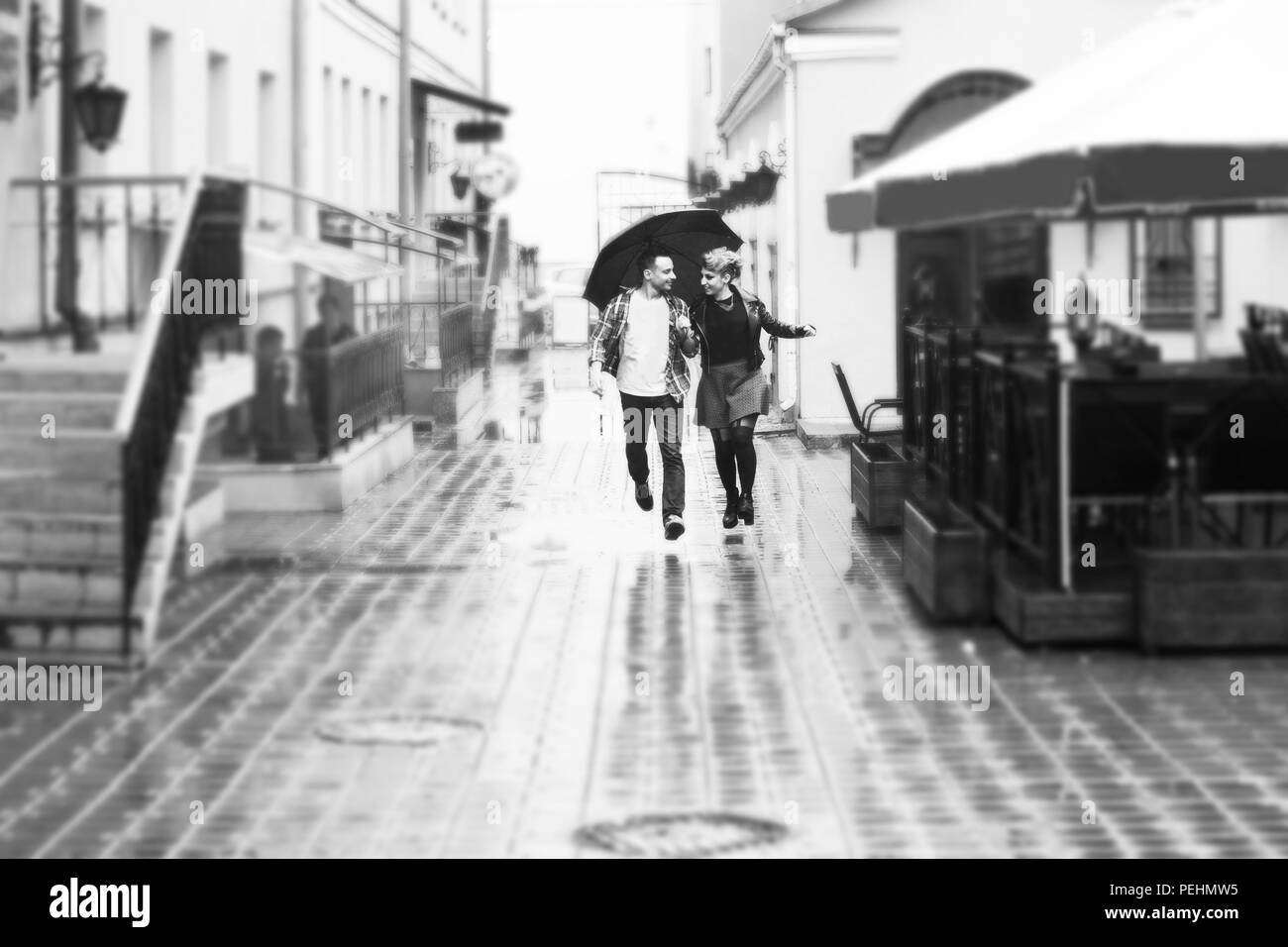 Concept d'amour : aimer Couple marchant dans la rue de la ville.Le noir et blanc photo dans le style rétro Banque D'Images