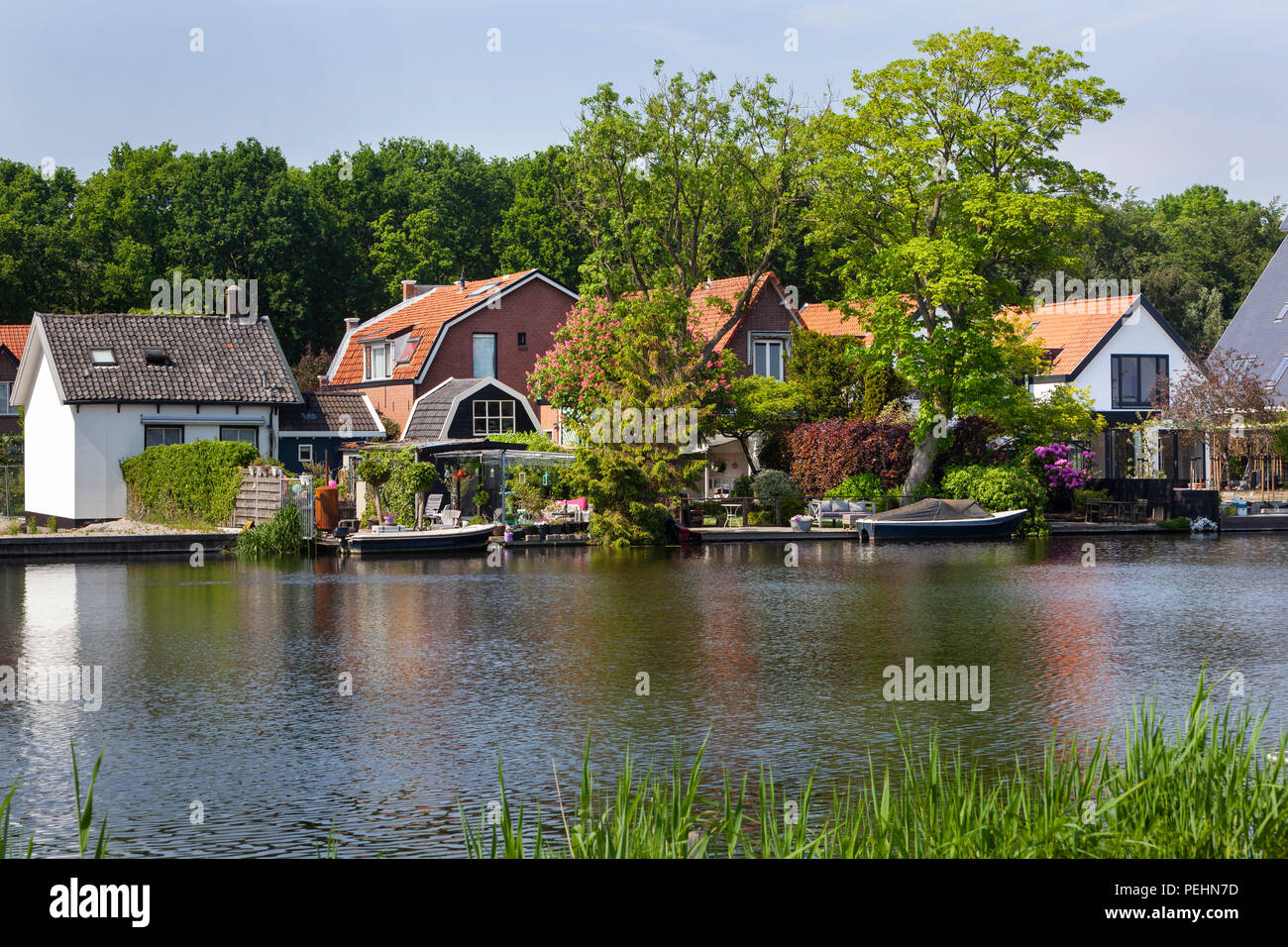 La rivière idyllique Rotte à Rotterdam avec certaines maisons de l'autre côté Banque D'Images