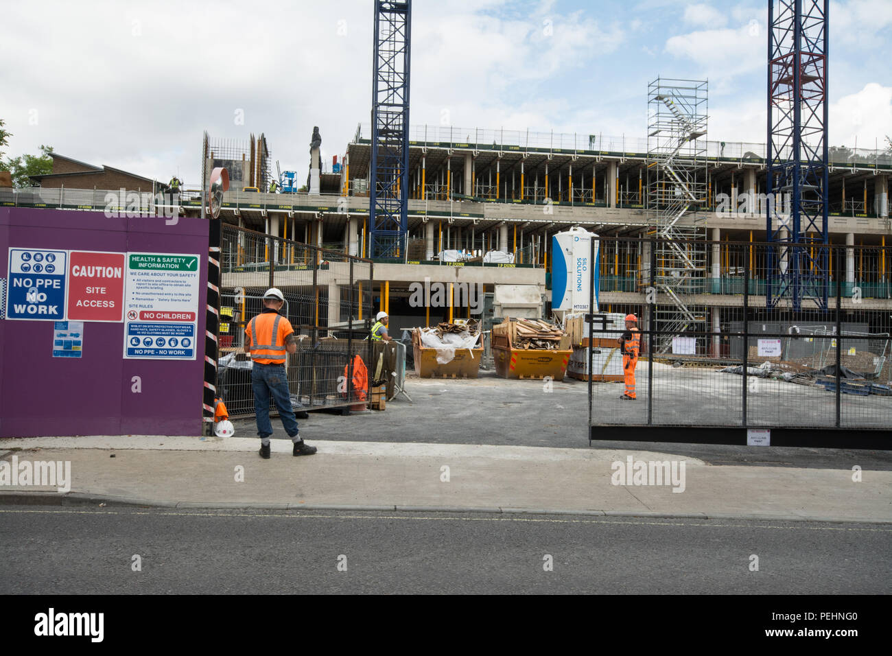 Les travaux de construction de l'ouest des bas campus de l'Université de Winchester en août 2018 à Romsey Road, Hampshire, Royaume-Uni. Banque D'Images