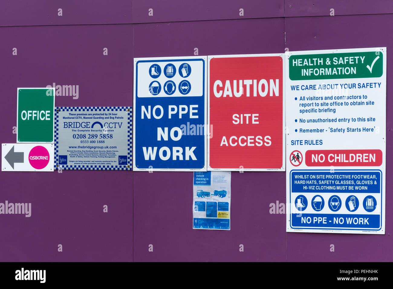 Une collection de signes et de la santé et de la sécurité Les avis sur un bord autour de la construction d'un bâtiment du site de développement Banque D'Images