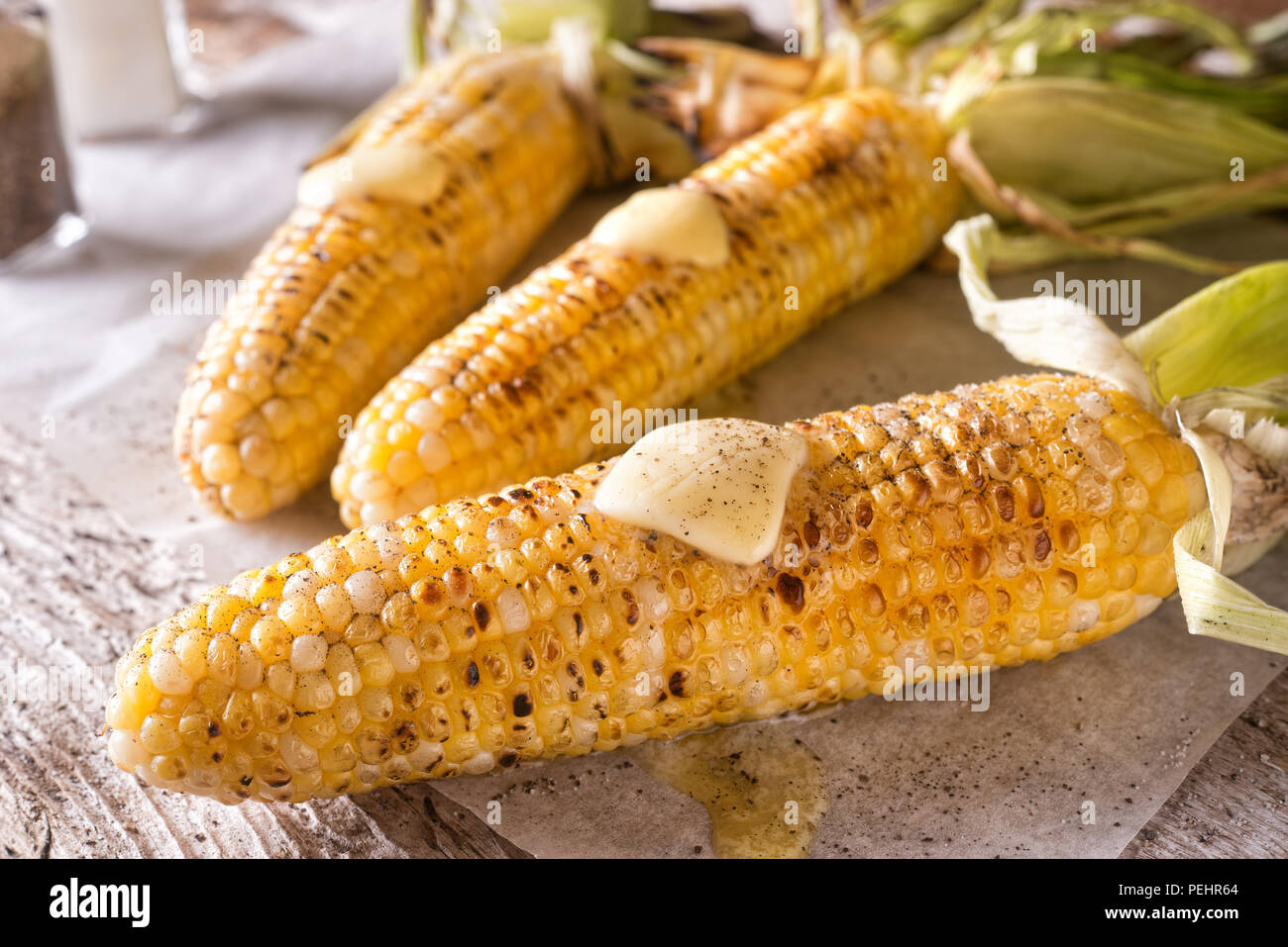 Délicieux barbecue grillades de maïs en épi avec sel, poivre et le beurre fondu. Banque D'Images