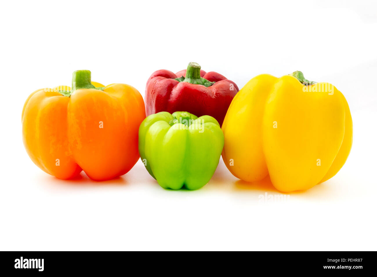 Mélanger les poivrons (Capsicum annuum) sur un fond blanc Banque D'Images