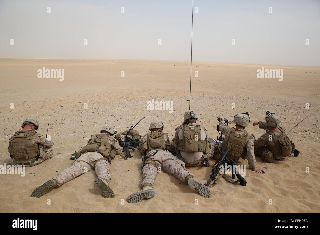 Une équipe d'appui-feu d'entreprise (FiST) composé de marines avec des Masse d'Air Maritime Task Force-crise-Réponse de la région centrale d'identifier des objectifs et définir d'appeler à des grèves d'artillerie d'appui-feu lors d'un exercice de coordination (FSCEX) dans un endroit tenu secret en Asie du Sud-Ouest, le 25 août 2015. Le FSCEX SPMAGTF est un 15e Marine Expeditionary Unit et un exercice conçu pour favoriser l'interopérabilité entre les deux forces d'intervention de réserve du Corps des marines dans la zone d'opérations du Commandement central. (U.S. Marine Corps photo par le Cpl. Jonathan Boynes) Banque D'Images