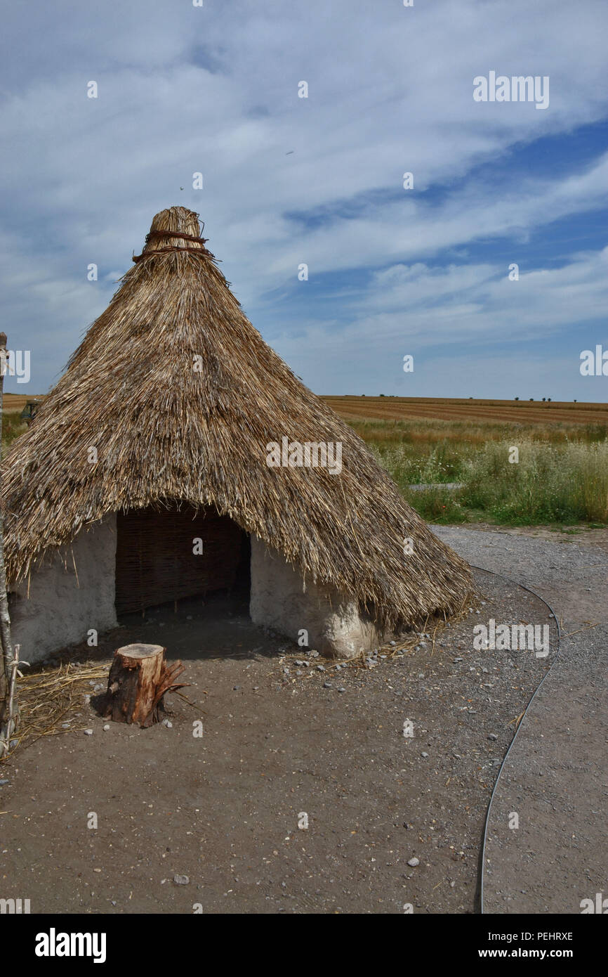 L'âge de pierre Rural hut avec un ciel coloré Banque D'Images