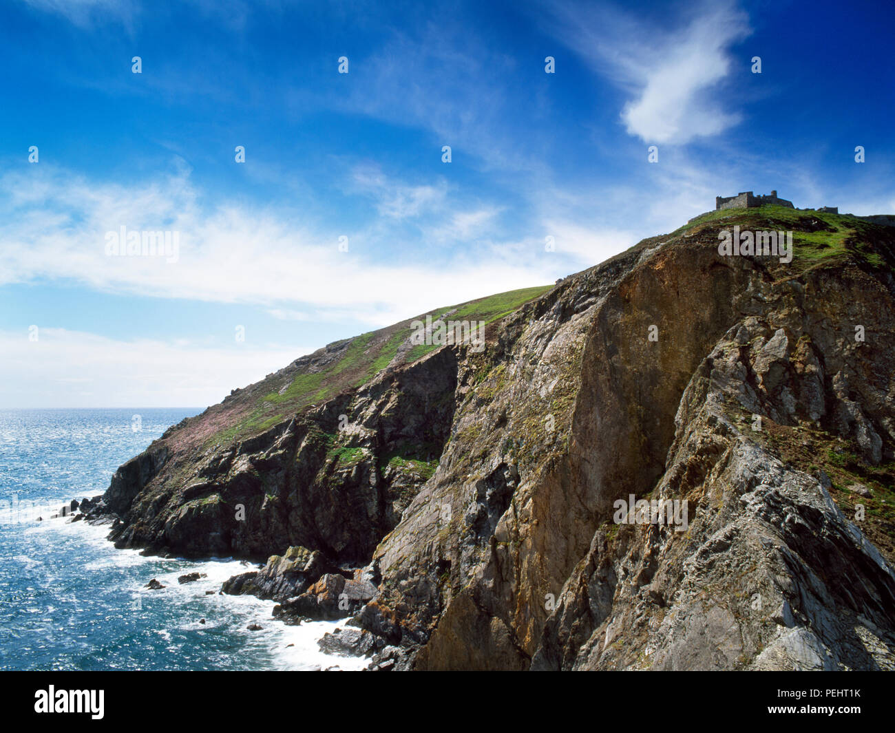 Voir l'WSW de lumière du Sud, l'île de Lundy, Devon, UK, d'Lametry Bay & le château (Château de Marisco) sur la colline du Château : construit 1243-4 sur le commandement d'Henry III. Banque D'Images