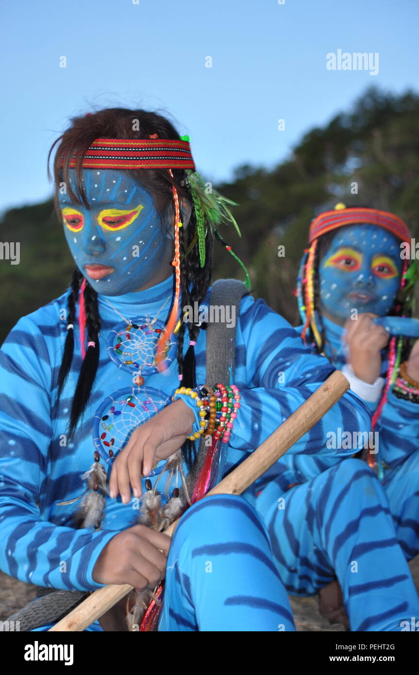 2 jeunes filles & Feytiri Keytiri avatar est arrivé au Mont Ulap avant la tombée du matin d'un long voyage vers la terre, et profitez du soleil sur corral rock. Banque D'Images