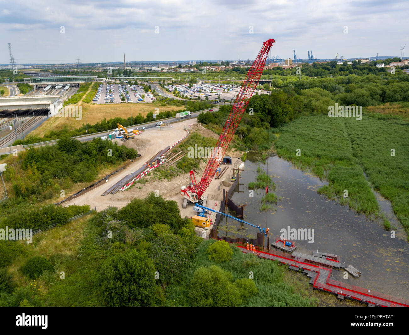 Vue aérienne du début de l'installation d'un pont entre Springhead Park et la gare de Ebbsfleet International, Kent, UK Banque D'Images