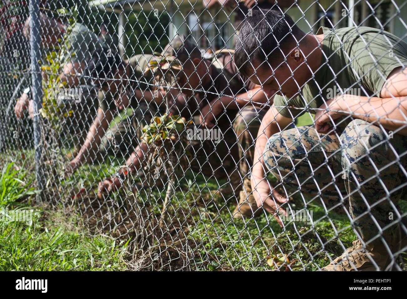 Les Marines américains de la société B, 1er Bataillon, 4e Régiment de Marines, la Force de rotation maritime - Darwin, ramassent les déchets et l'excès de végétation avec des troupes de Sa Majesté, les Forces armées de la New Zealand Defence Force, l'armée française de Nouvelle-Calédonie et la garde royale de Tonga le 28 août dans une école locale sur l'île de Tongatapu (Tonga). Le groupe multilatéral accompli des services communautaires avec l'école au cours de l'effort 15 Tafakula. Les Marines américains sont de bons voisins qui sont engagés et contribuent à des communautés d'accueil. Ils sont immergés dans la culture locale, engagés avec leurs hôtes, et contribuer soci Banque D'Images
