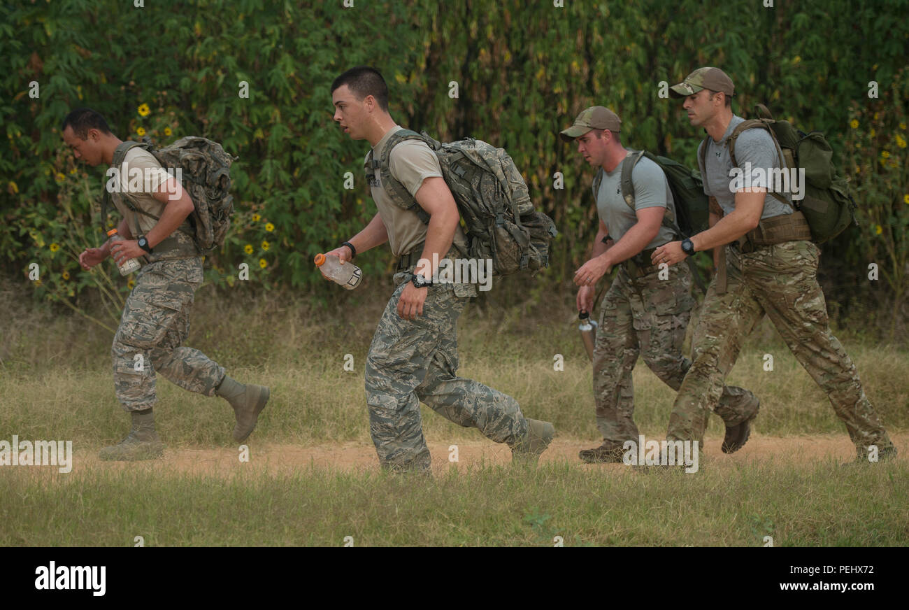 Un spécialiste de la SERE teste la classe 16-02C lors de la première évaluation de la Ruck à joint base San Antonio-Lackland Medina Annex, Texas, le 6 août 2015. Le cadre maintient une piste de quatre milles à un rythme strict de 15 minutes au tour pour fournir aux candidats une référence visuelle. Les candidats portent des sacs à dos de 60 livres, testent l'endurance, la résilience mentale, la navigation et les compétences de rythme. La formation SERE développe les capacités de survie, d'évasion, de résistance et d'évasion tout en favorisant la discipline, le travail d'équipe et la préparation opérationnelle dans des conditions exigeantes. Banque D'Images
