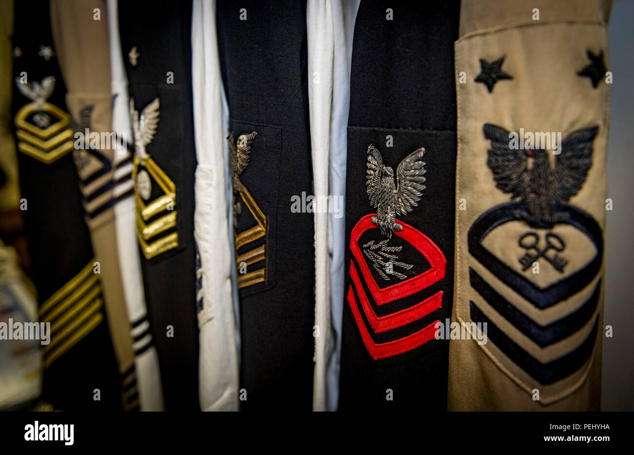 150819-N-KE519-032 Norfolk, Va. (Août 19, 2015) Premier maître de historiques (CPO) les uniformes sont affichés à bord du cuirassé Wisconsin au cours de CPO Journées du patrimoine à l'hôtel Hampton Roads Naval Museum. CPO Journées du patrimoine ont lieu chaque année au cours des 15 dernières années dans le cadre de la région de Hampton Roads Premier maître de 365 Phase II de la formation. (U.S. Photo par marine Spécialiste de la communication de masse 2e classe Edward Guttierrez III/libérés) Banque D'Images