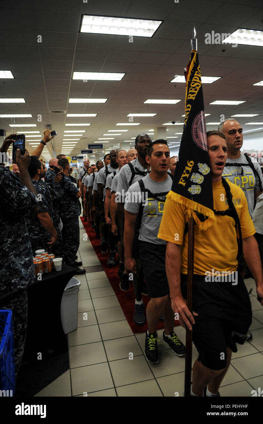 150819-N-IK431-060 Norfolk, Va. (Août 19, 2015) Premier maître (CPO) temple affecté à la classe Nimitz porte-avions USS ABRAHAM LINCOLN (CVN 72 mars un tapis rouge à l'échange de la Marine de Norfolk où ils seront équipés pour leurs nouveaux uniformes. Abraham Lincoln est l'objet d'un ravitaillement et complexe à révision Newport News Shipbuilding, une division d'Huntington Ingalls Industries. (U.S. Photo par marine Spécialiste de la communication de masse 3 Classe Aaron T. Kiser/libérés) Banque D'Images