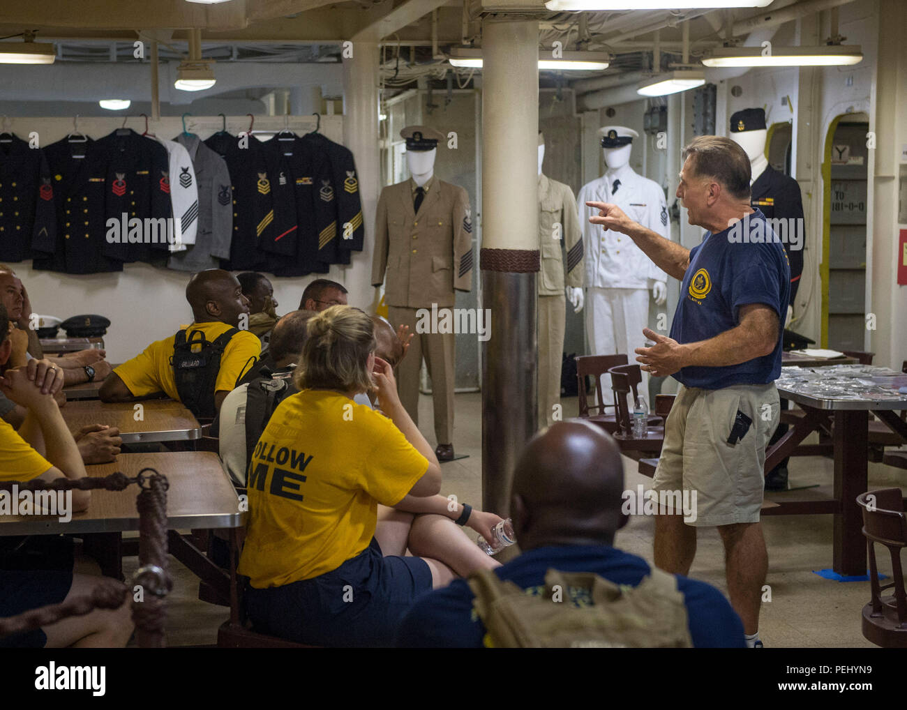 150817-N-EI510-351 Norfolk, Va. (Août 17, 2015) a pris sa retraite le premier maître de maître Jim Leuci explique l'histoire de l'uniforme de la Marine de premier maître (CPO) harem à bord du cuirassé Wisconsin au cours de CPO Journées du patrimoine. CPO Journées du patrimoine ont lieu chaque année au cours des 15 dernières années dans le cadre de la région de Hampton Roads CPO 365 phase II de la formation. (U.S. Photo par marine Spécialiste de la communication de masse 3e classe Scott Barnes/libérés) Banque D'Images