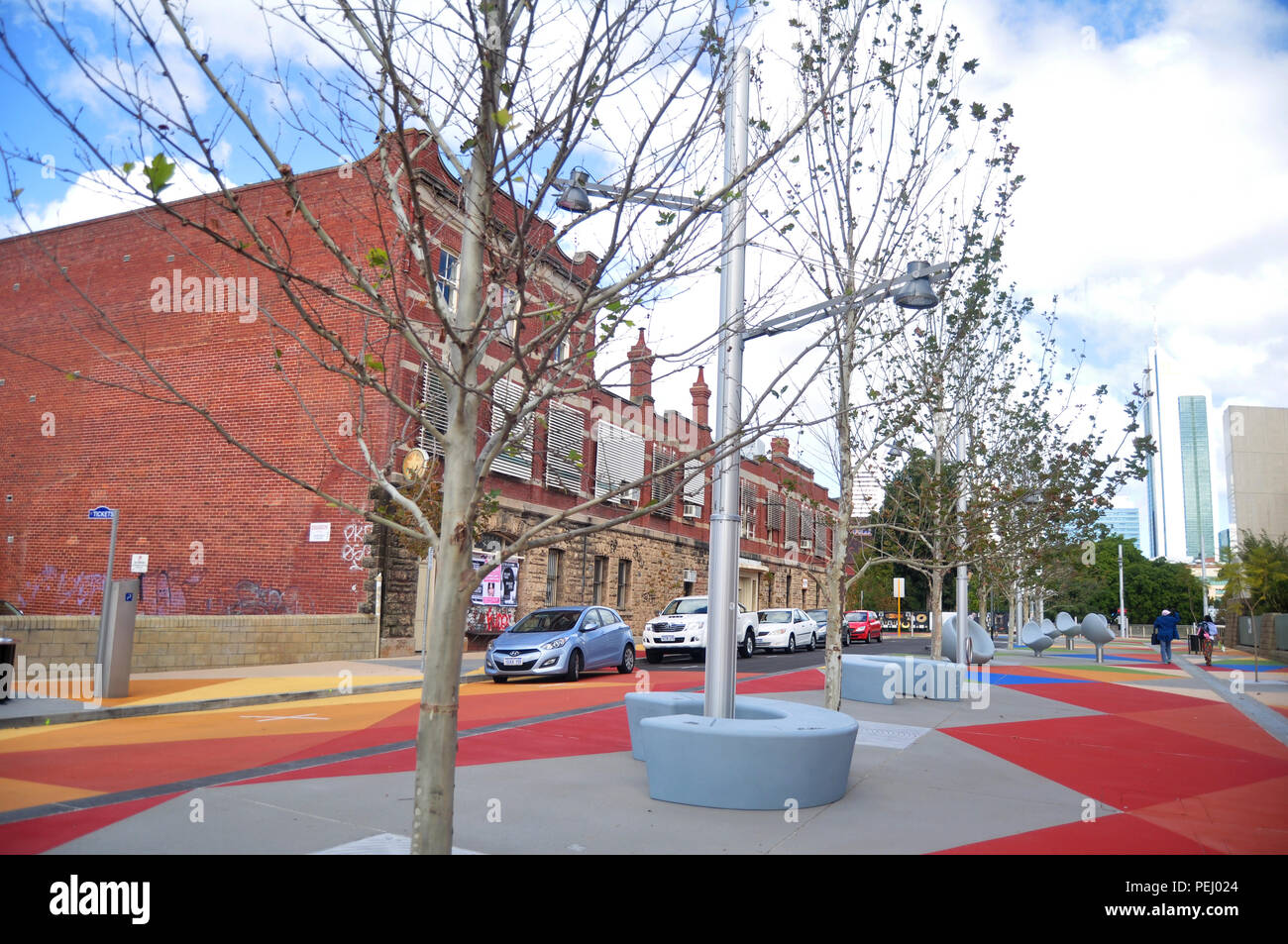 Les gens de l'Australie et les voyageurs étrangers à marcher avec un parking sur l'art de rue à Francis road près de Art Gallery Central le 14 mai 2016 à Perth, Au Banque D'Images