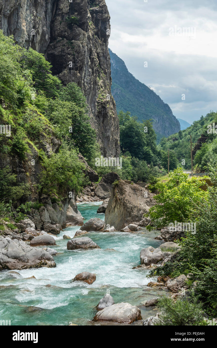 La vallée de la rivière Valbona, partie de la Valbona National Park, dans le nord-est de l'Albanie, Banque D'Images