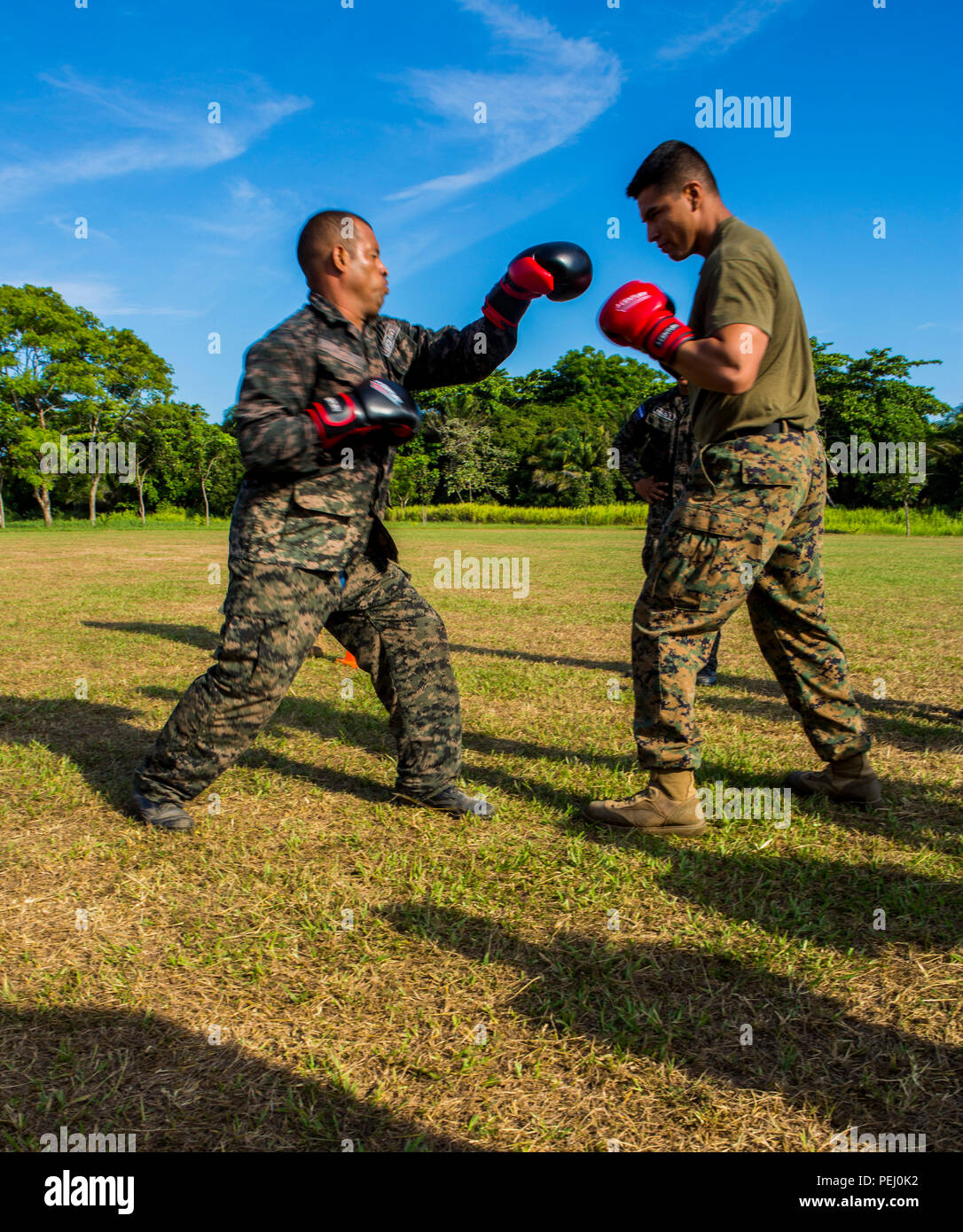 U.S. Marine Corps Le Capitaine Juan Diaz, droite, officier responsable de la coopération en matière de sécurité maritime à des fins spéciales, Team-Honduras Les Force-Southern espars avec commande de tâches d'une base navale à la marine du Honduras Puerto Castilla, le Honduras, le 13 août 2015. SCT-Honduras est actuellement déployé dans le cadre de l'SPMAGTF-SC pour aider le Centro de Adiestramiento avec Naval la mise en œuvre d'un curriculum de formation pour créer un programme marin du Honduras. (U.S. Marine Corps Photo par le Cpl. Katelyn Hunter/libérés) Banque D'Images