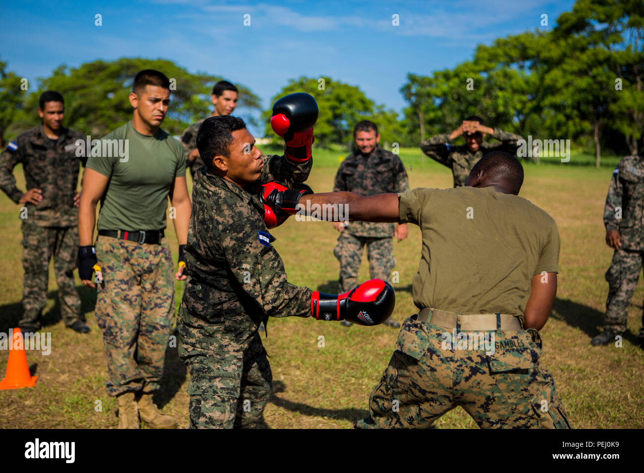 L'Hôpital de la Marine américaine Man 2 Frank Gambles, droite, un Team-Honduras La coopération de sécurité avec corpsman, but spécial air-sol marin Commande Groupe Force-Southern espars avec une base navale à la marine du Honduras Puerto Castilla, le Honduras, le 13 août 2015. SCT-Honduras est actuellement déployé dans le cadre de l'SPMAGTF-SC pour aider le Centro de Adiestramiento avec Naval la mise en œuvre d'un curriculum de formation pour créer un programme marin du Honduras. (U.S. Marine Corps Photo par le Cpl. Katelyn Hunter/relâché). Banque D'Images