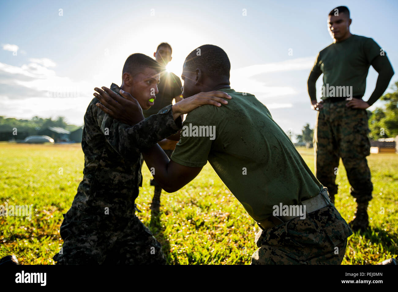 La Marine américaine Hospitalman 2e classe Frank Gambles, une coopération de sécurité avec Team-Honduras corpsman, but spécial air-sol marin commande un groupe de Force-Southern enseigne les techniques de combat au sol marine hondurienne, tout en participant aux programme d'arts martiaux du Honduras à Naval Base Puerto Castilla, Honduras, 14 août 2015. SCT-Honduras est actuellement déployé dans le cadre de l'SPMAGTF-SC pour aider le Centro de Adiestramiento avec Naval la mise en œuvre d'un curriculum de formation pour créer un programme marin du Honduras. (U.S. Marine Corps Photo par le Cpl. Katelyn Hunter/relâché). Banque D'Images