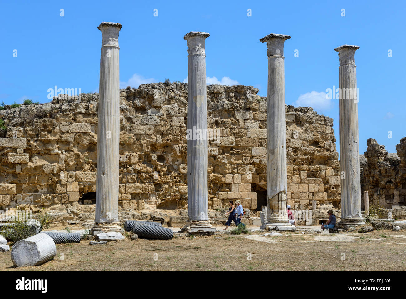 Colonnade entourant la palestre du gymnase complexe, ruines romaines de Salamis, près de Famagouste (Gazimagusa), République turque de Chypre du Nord Banque D'Images