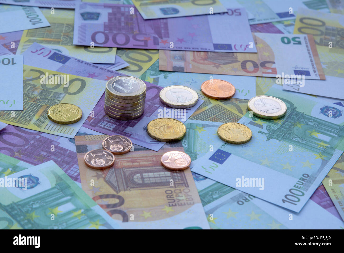Beaucoup de différents l'introduction des billets et des pièces, photo symbolique pour la richesse , et les investissements. Banque D'Images